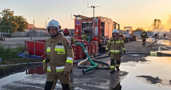 W nocy strażacy walczyli z dużym pożarem składowiska śmieci w Rawiczu w Wielkopolsce. Przy ulicy Armii Krajowej płonęły dwie hałdy odpadów. Obie wysokie na mniej więcej 5 metrów. O poranku ogień został opanowany, ale dogaszanie potrwa kilka dni. 