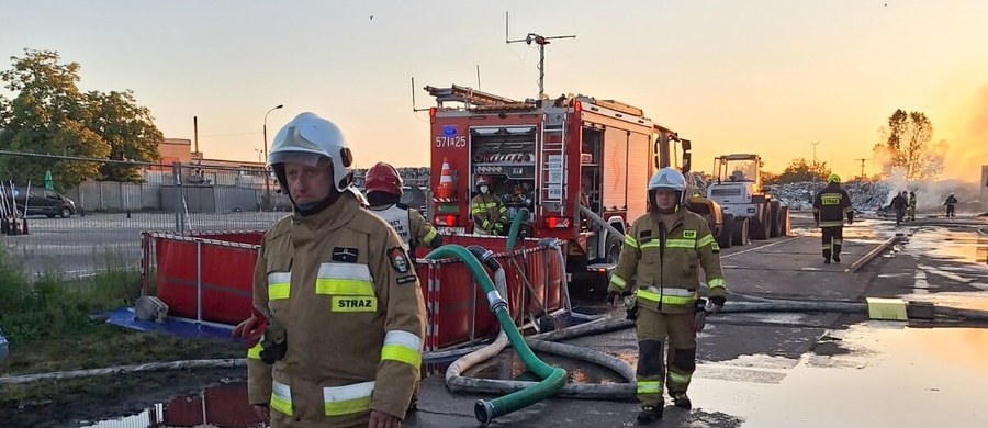 W nocy strażacy walczyli z dużym pożarem składowiska śmieci w Rawiczu w Wielkopolsce. Przy ulicy Armii Krajowej płonęły dwie hałdy odpadów. Obie wysokie na mniej więcej 5 metrów. O poranku ogień został opanowany, ale dogaszanie potrwa kilka dni. 