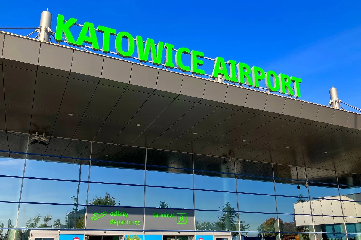 Błyskawiczna akcja policjantów i strażników granicznych na lotnisku w Katowicach-Pyrzowicach. Po informacji z Niemiec o podejrzanym o zabójstwo, który wsiadł do samolotu lecącego do tureckiej Antalii, funkcjonariusze zatrzymali kołującą maszynę i wyprowadzili mężczyznę.