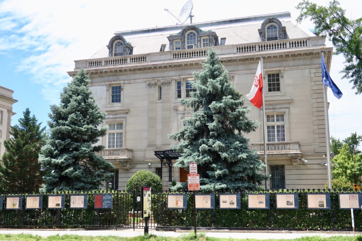 Minister spraw zagranicznych odwołuje z Waszyngtonu Nikodema Rachonia - dowiedzieli się dziennikarze RMF FM. Jest on jedną z najważniejszych osób w polskiej ambasadzie w USA. To brat Michała Rachonia, byłego dziennikarza Telewizji Polskiej.