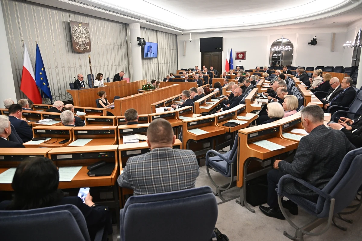 Senat poparł wraz z poprawkami nowelizację ustawy o Krajowej Radzie Sądownictwa. Wcześniej senackie komisje bez głosów sprzeciwu i wstrzymujących się poparły zniesienie zakazu kandydowania tzw. neo-sędziów do nowej KRS. Kluczowa dla koalicji w tej sprawie opinia rządu wsparła zrównanie praw wszystkich sędziów w wyborach do KRS, co zwiększa szanse na podpis prezydenta Andrzeja Dudy pod pierwszą z ustaw związanych z przywracaniem praworządności.