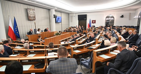 Senat poparł wraz z poprawkami nowelizację ustawy o Krajowej Radzie Sądownictwa. Wcześniej senackie komisje bez głosów sprzeciwu i wstrzymujących się poparły zniesienie zakazu kandydowania tzw. neo-sędziów do nowej KRS. Kluczowa dla koalicji w tej sprawie opinia rządu wsparła zrównanie praw wszystkich sędziów w wyborach do KRS, co zwiększa szanse na podpis prezydenta Andrzeja Dudy pod pierwszą z ustaw związanych z przywracaniem praworządności.