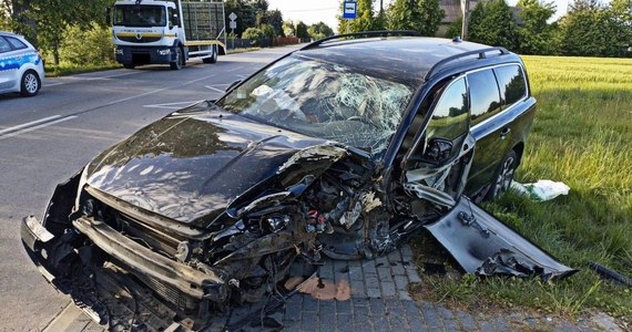 Kierowca volvo i pasażer auta trafili do szpitala po tym, jak prowadzony przez 61-latka samochód roztrzaskał się na drzewie. Do wypadku doszło w nocy w Gąsiorach na Lubelszczyźnie. Obaj mężczyźni byli pod wpływem alkoholu - podała policja.