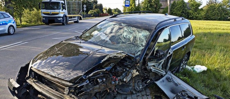 Kierowca volvo i pasażer auta trafili do szpitala po tym, jak prowadzony przez 61-latka samochód roztrzaskał się na drzewie. Do wypadku doszło w nocy w Gąsiorach na Lubelszczyźnie. Obaj mężczyźni byli pod wpływem alkoholu - podała policja.