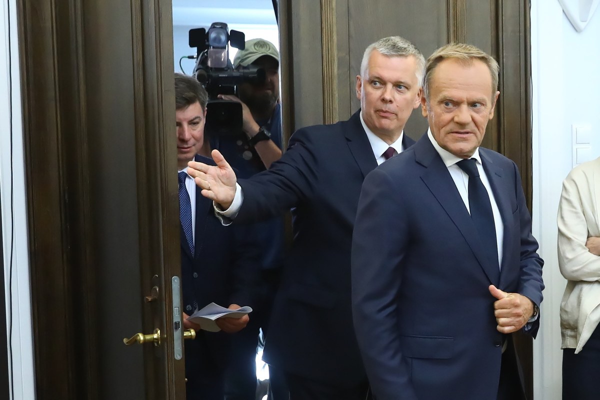 W piątek mamy poznać oficjalnie nazwiska nowych ministrów w rządzie Donalda Tuska. Będzie ich co najmniej czworo. Premier ma w znacznym stopniu postawić na kobiety. Z kolei Tomasz Siemoniak miałby łączyć dwie funkcje. W poniedziałek uroczyste zaprzysiężenie w Pałacu Prezydenckim.