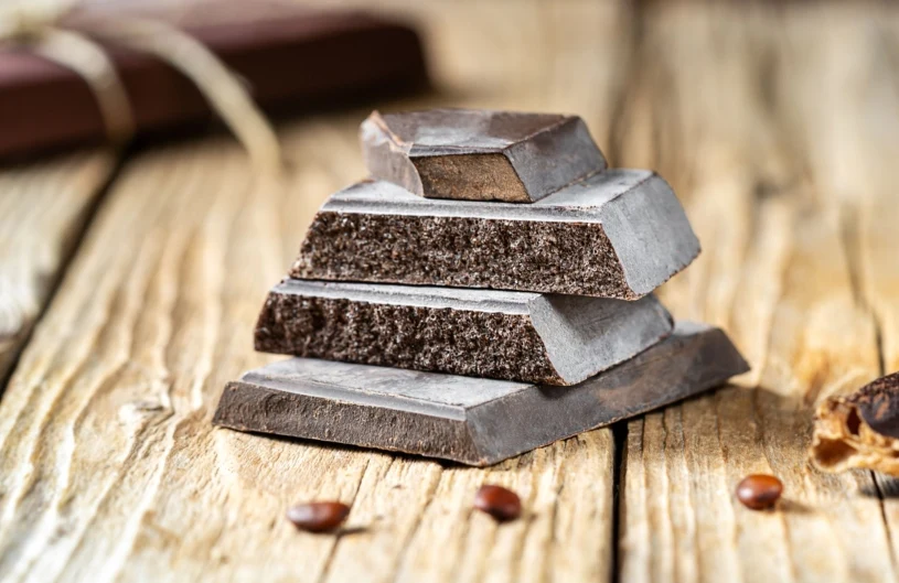 To nie pleśń! Skąd się bierze biały osad na czekoladzie i co oznacza?