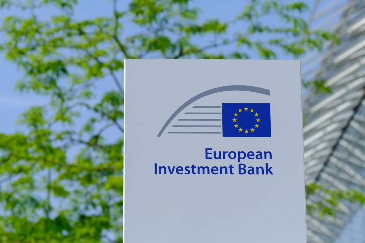 Europejski Bank Inwestycyjny (EBI) zmienił swoje reguły, by umożliwić kredyty dla przemysłu obronnego oraz ułatwić finasowanie małych i średnich przedsiębiorstw z sektora bezpieczeństwa i obrony. Dotychczasowa polityka kredytowa EBI wykluczała pożyczanie pieniędzy na projekty wyłącznie wojskowe. O zmianę tej polityki apelowała w marcu  grupa 14  krajów UE na czele z Polską. Apel ten powtórzyła także marcowa Rada Europejska. 
