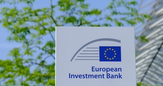 Europejski Bank Inwestycyjny (EBI) zmienił swoje reguły, by umożliwić kredyty dla przemysłu obronnego oraz ułatwić finasowanie małych i średnich przedsiębiorstw z sektora bezpieczeństwa i obrony. Dotychczasowa polityka kredytowa EBI wykluczała pożyczanie pieniędzy na projekty wyłącznie wojskowe. O zmianę tej polityki apelowała w marcu  grupa 14  krajów UE na czele z Polską. Apel ten powtórzyła także marcowa Rada Europejska. 