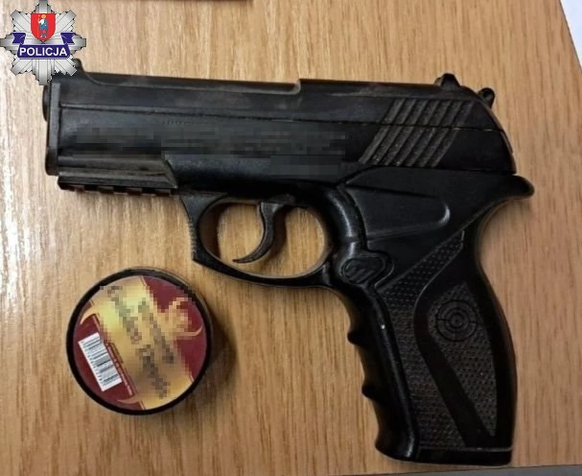 Do trzech lat więzienia grozi mężczyźnie, który w Zamościu na jednej z ulic oddał kilka strzałów z wiatrówki. Śrut zranił 14-latka, który na szczęście nie odniósł poważniejszych obrażeń.

