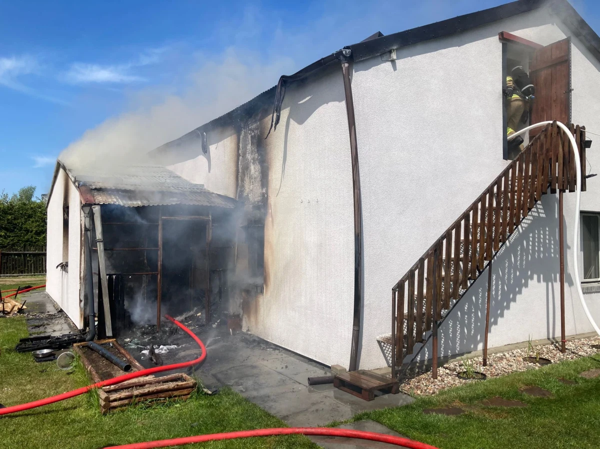 Siedem zastępów straży pożarnej gasiło pożar domu w Wirwajdach koło Ostródy w Warmińsko-mazurskiem. W środku niestety znaleziono ciało 77-letniego mężczyzny. Ranna została też jedna osoba, która próbowała wejść do środka na ratunek.