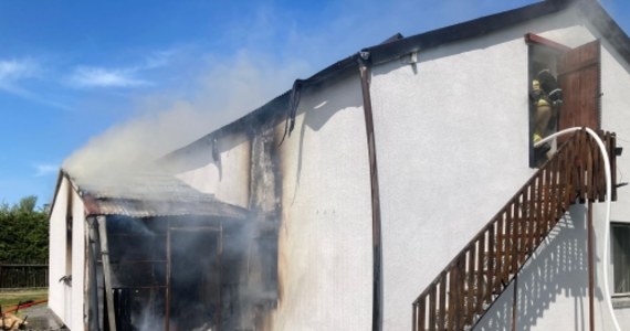 Siedem zastępów straży pożarnej gasiło pożar domu w Wirwajdach koło Ostródy w Warmińsko-mazurskiem. W środku niestety znaleziono ciało 77-letniego mężczyzny. Ranna została też jedna osoba, która próbowała wejść do środka na ratunek.