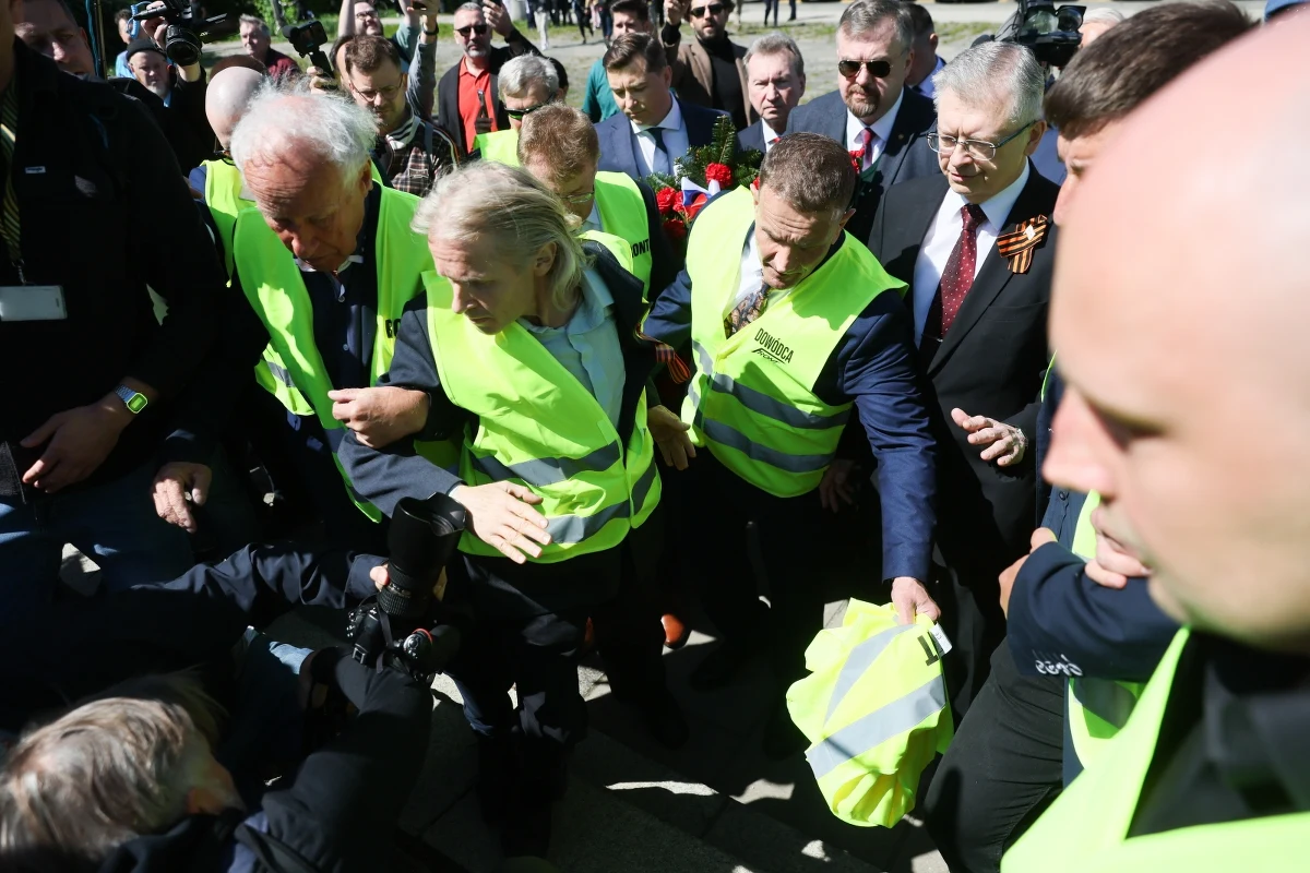 Ambasador Rosji Siergiej Andriejew złożył w czwartek wieniec na Cmentarzu-Mauzoleum Żołnierzy Radzieckich na warszawskim Mokotowie. Na dyplomatę czekały kobiety, które krzykiem zamanifestowały sprzeciw wobec rosyjskiej agresji na Ukrainę. Andriejew mówił też o sprawie rosyjskiego żołnierza zatrzymanego w Polsce.