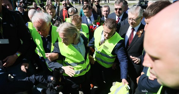 Ambasador Rosji Siergiej Andriejew złożył w czwartek wieniec na Cmentarzu-Mauzoleum Żołnierzy Radzieckich na warszawskim Mokotowie. Na dyplomatę czekały kobiety, które krzykiem zamanifestowały sprzeciw wobec rosyjskiej agresji na Ukrainę. Andriejew mówił też o sprawie rosyjskiego żołnierza zatrzymanego w Polsce.