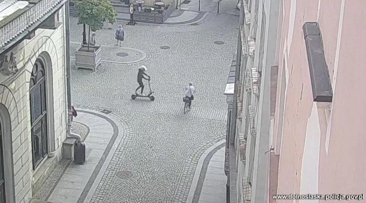 Do szpitala trafiła 66-letnia rowerzystka, w którą uderzył użytkownik hulajnogi elektrycznej. Do wypadku doszło w środę po południu na Rynku w Legnicy.      