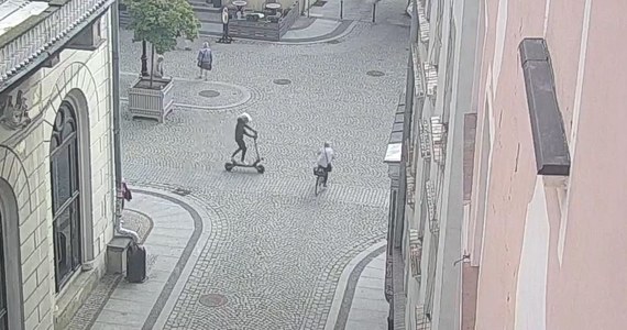 Do szpitala trafiła 66-letnia rowerzystka, w którą uderzył użytkownik hulajnogi elektrycznej. Do wypadku doszło w środę po południu na Rynku w Legnicy.      