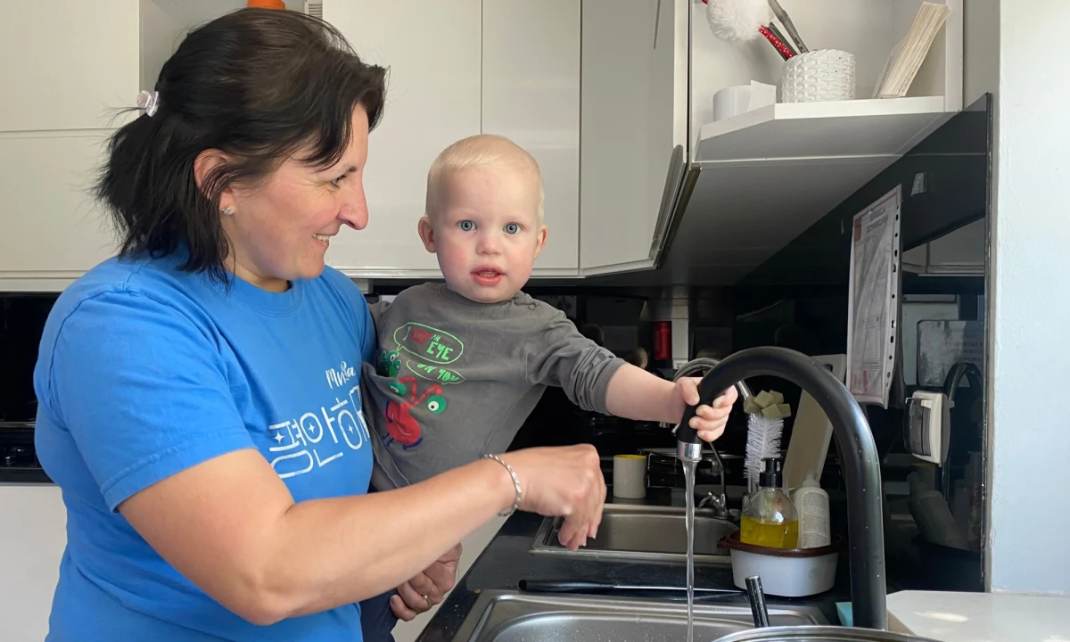 ​Przez dwa lata w Domu Matki na warszawskiej Białołęce schronienie znalazły 122 osoby. Kobiety z małymi dziećmi i w ciąży, głównie uciekające przed wojną w Ukrainie, trafiały tu na kilka tygodni albo miesięcy - do momentu, w którym były gotowe stanąć na własnych nogach. Teraz dom zamieszkuje sześć matek z dziećmi, ale rodziny właśnie się pakują. Placówka straciła głównego sponsora i z końcem czerwca musi zwolnić zajmowany budynek.