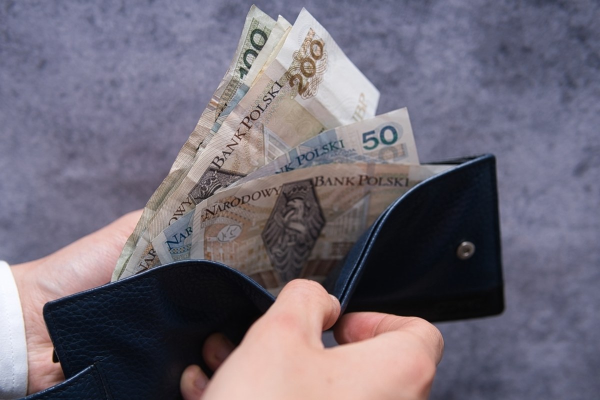 Narodowy Bank Polski poinformował, że na zakończonym w czwartek posiedzeniu Rada Polityki Pieniężnej nie zmieniła stóp procentowych. Stopa referencyjna została zatem utrzymana na poziomie 5,75 proc. To oznacza, że na razie nie ma szans na spadek oprocentowania, a więc i rat kredytów w Polsce.