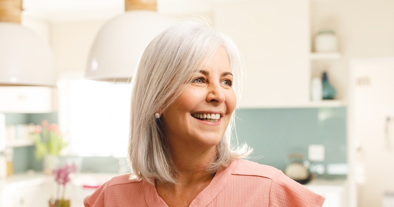 Tę fryzurę pokochały 50-latki. Jest łatwa do ułożenia i wysmukla twarz