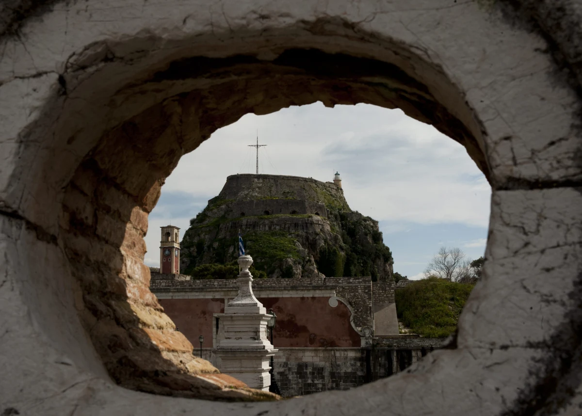 Prof. Artur Grabowski – wykładowca literatury na Wydziale Polonistyki Uniwersytetu Jagiellońskiego, autor licznych książek z dziedziny poetyki, teatru, kultury, twórca tomików poetyckich, dramatów i prozy – opublikował nowy cykl wierszy pt. „Trzy wyspy. Mapa i kalendarz” oraz „dramat do kamery” w „Dialogu” zatytułowany „Wyspa i helikopter”. Miałem już zaszczyt i przyjemność rozmawiać z Autorem. Zapraszam do wysłuchania podcastu z wywiadem ...   