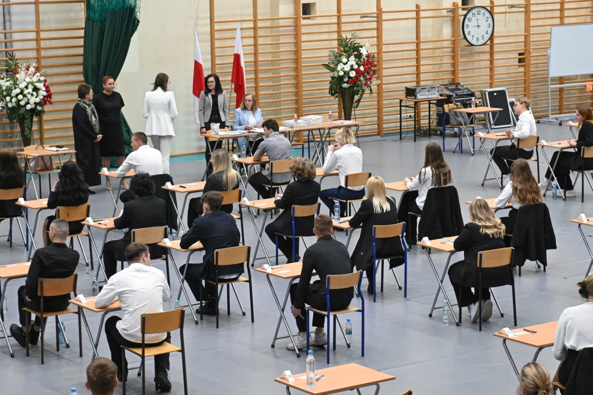 Podróż i podróżowanie były motywami zadań przygotowanych dla maturzystów na pisemnym egzaminie z języka angielskiego. Maturzyści musieli m.in. napisać wpis na bloga.