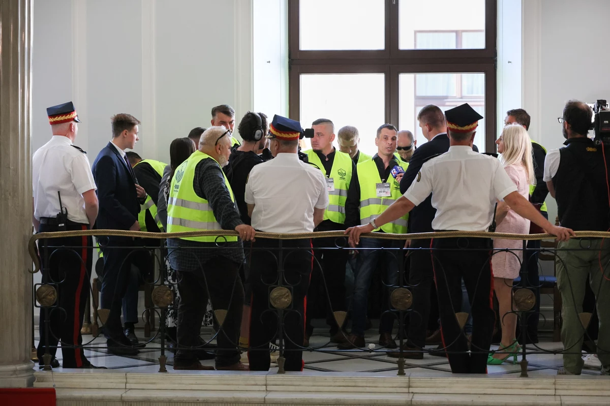 Rolnicy ze związku "Orka" rozpoczęli strajk okupacyjny w Sejmie. Twierdzą, że nie opuszczą gmachu, dopóki nie spotka się z nimi premier Donald Tusk. W pewnym momencie doszło do przepychanek pomiędzy protestującymi a strażą marszałkowską. Rolnicy protestują przeciwko przepisom tzw. "Zielonego Ładu". "Postulaty protestujących w Sejmie rolników są w dużej mierze nieaktualne" - ocenił minister rolnictwa Czesław Siekierski.