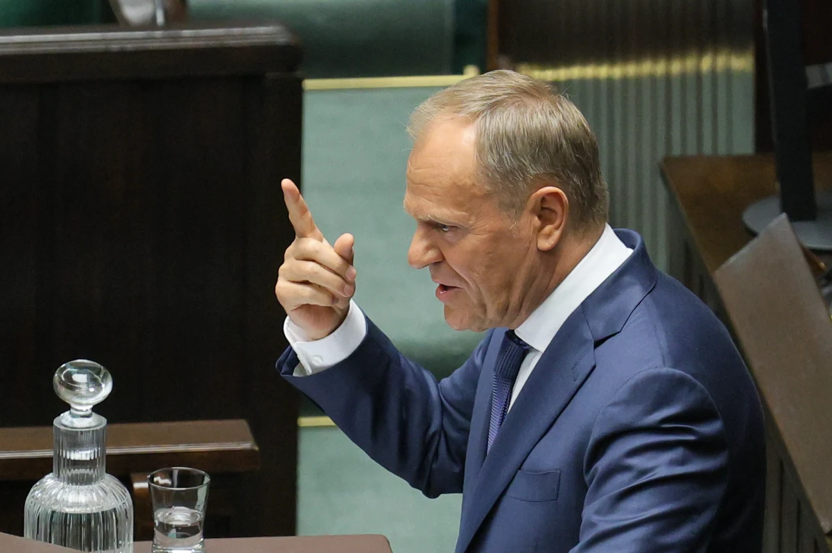 Wniosek o wotum nieufności wobec Pauliny Hennig-Kloski upadł w sejmowym głosowaniu. Jak zwykle przy takich okazjach nie obyło się bez burzliwej debaty. Donald Tusk zwrócił się z sejmowej mównicy w kierunku posłów Prawa i Sprawiedliwości. "Płatni zdrajcy, pachołki Rosji" - grzmiał premier.