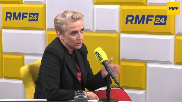 "Absolutnie to nie jest żadna akcja-ewakuacja" - mówiła w Popołudniowej rozmowie w RMF FM wiceminister kultury i dziedzictwa narodowego Joanna Scheuring-Wielgus, pytana o start w wyborach do Parlamentu Europejskiego. "Jeżeli chodzi o miejsca ministerialne, to one są z powołania. Ich się nie dostaje za coś. Rzeczywiście część z nas, z Lewicy, szczególnie wiceministrów, startuje w wyborach do PE, ale żaden minister konstytucyjny, a mamy ich 4, nie weźmie udziału w tych wyborach" - tłumaczyła.