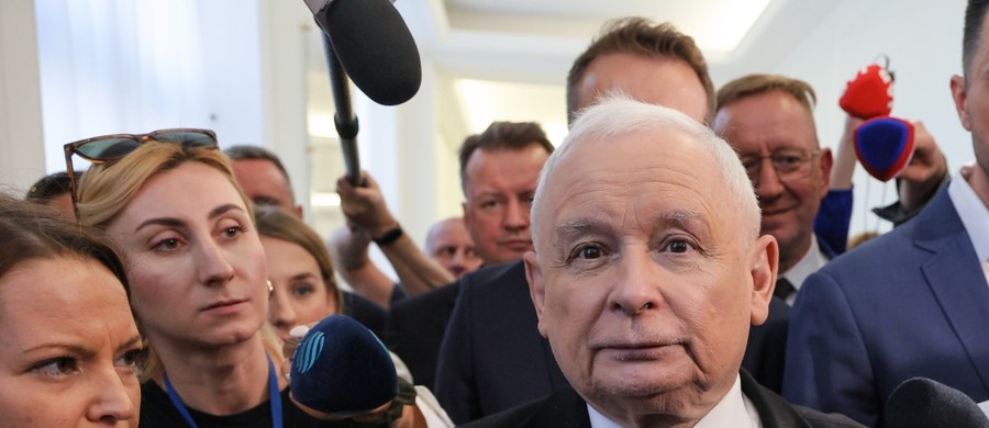 "Donald Tusk w tej chwili próbuje odwracać kota ogonem. Jest mnóstwo dowodów, które pokazują, że agenda rosyjska jest tutaj z całą konsekwencją realizowana" - powiedział dziennikarzom w Sejmie prezes PiS Jarosław Kaczyński.