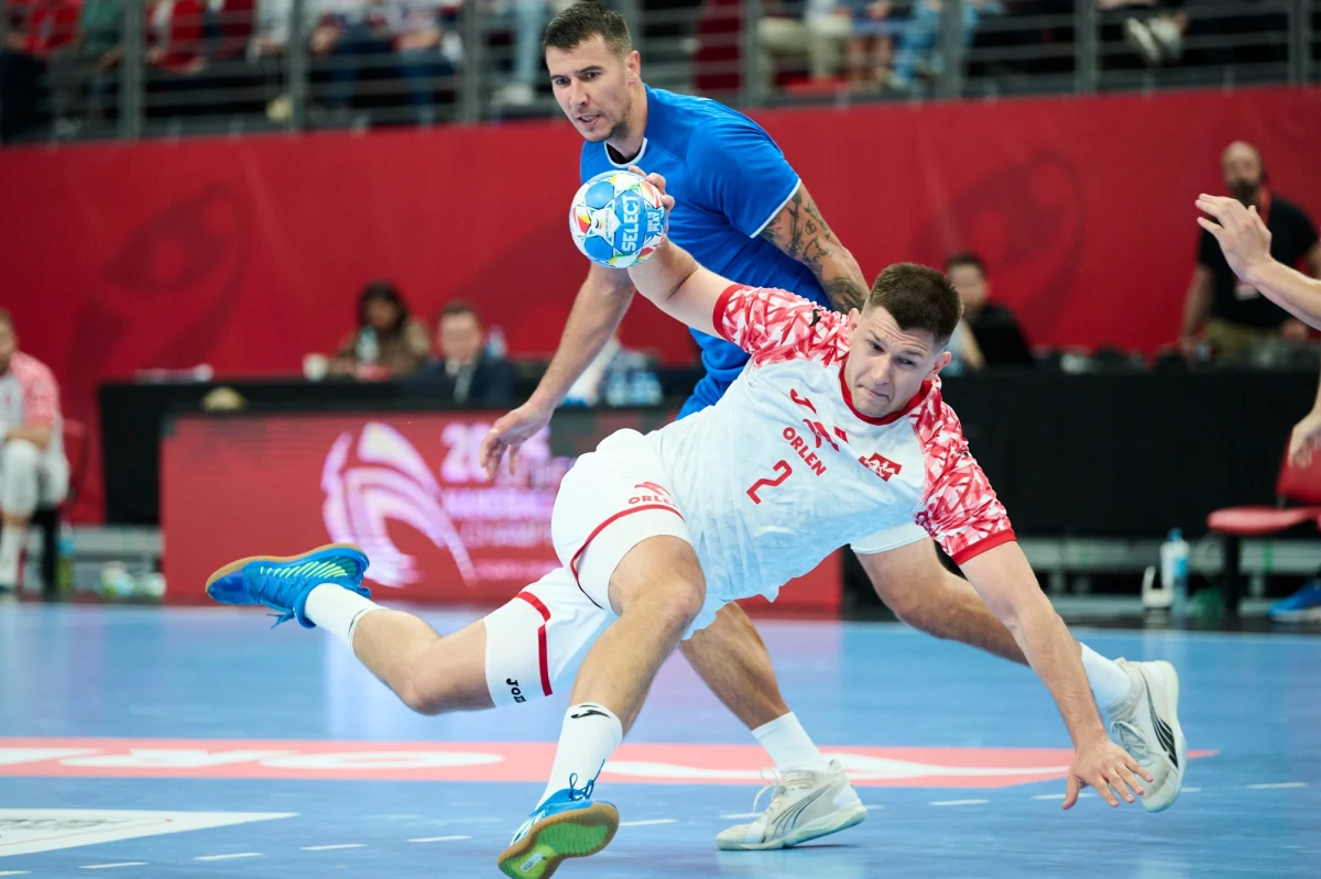 Polscy piłkarze ręczni niespodziewanie przegrali w Gdańsku ze Słowacją 28:29 (15:16) w pierwszym spotkaniu dwumeczu play off eliminacji mistrzostw świata. Rewanż zaplanowano na niedzielę w słowackich Topolczanach, zwycięzca awansuje do turnieju głównego.