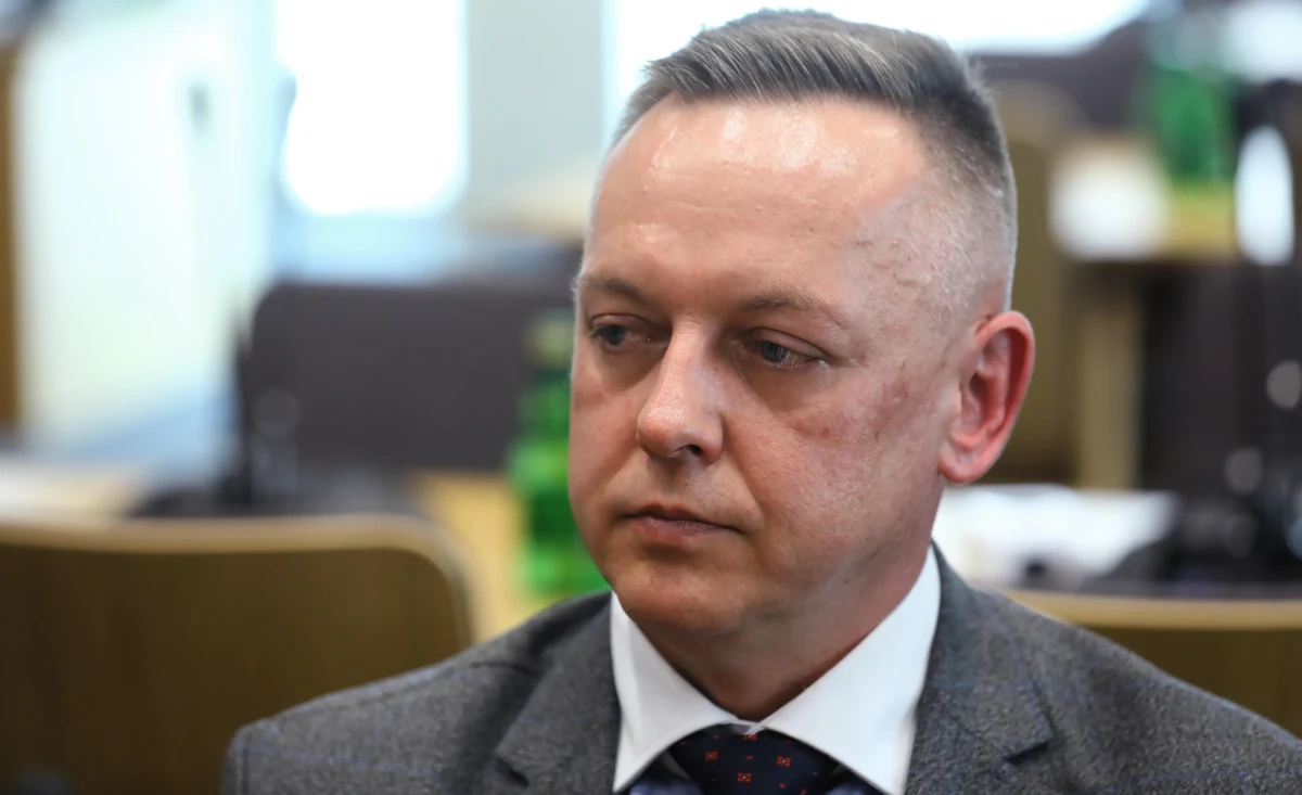 Tomasz Szmydt, który uciekł na Białoruś i poprosił władze w Mińsku o azyl, nie jest już sędzią - poinformował rzecznik Naczelnego Sądu Administracyjnego. Jego oświadczenie o zrzeczeniu się urzędu sędziego przyjął prezes NSA Jacek Chlebny.