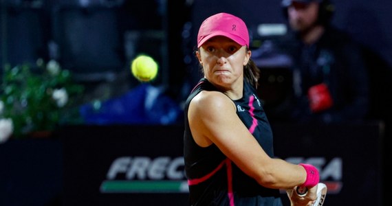 Iga Świątek awansowała do trzeciej rundy turnieju tenisowego WTA 1000 na kortach ziemnych w Rzymie. Polka pokonała Amerykankę Bernardę Perę 6:0, 6:2. Kolejną rywalką liderki światowego rankingu będzie reprezentantka Kazachstanu Julia Putincewa.