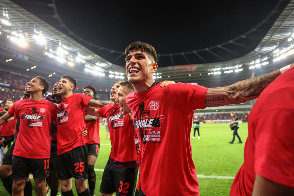 Bayer Leverkusen i Atalanta Bergamo zagrają 22 maja w finale piłkarskiej Ligi Europy w Dublinie. "Aptekarze" przedłużyli do 49 serię meczów bez porażki, remisując z AS Roma 2:2 (dwumecz wygrali 4:2), natomiast włoski klub pewnie pokonał Olympique Marsylia 3:0 (4:1 w dwumeczu).