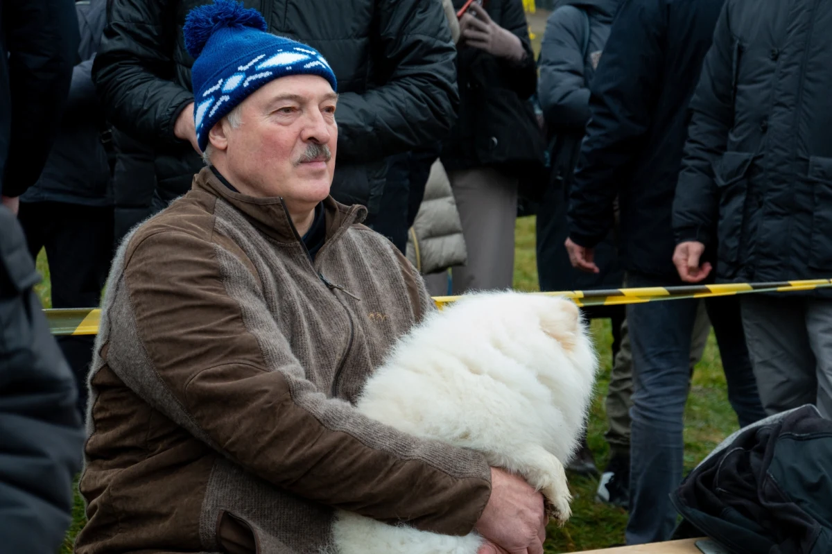 Alaksandr Łukaszenka skomentował sprawę zbiegłego na Białoruś Tomasza Szmydta. To "normalny, patriotyczny Polak" - mówił. Tomasz Szmydt, były sędzia Wojewódzkiego Sądu Administracyjnego w Warszawie, poprosił w poniedziałek w Mińsku władze Białorusi o "opiekę i ochronę". 