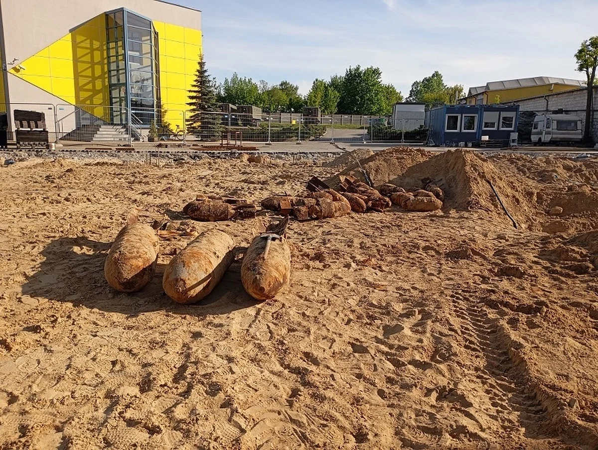 Przy ul. Sidorskiej w Białej Podlaskiej ewakuowano mieszkańców, by saperzy mogli rozpocząć wywożenie niewybuchów z czasów II wojny światowej. To kontynuacja akcji, która była już prowadzona w środę.   