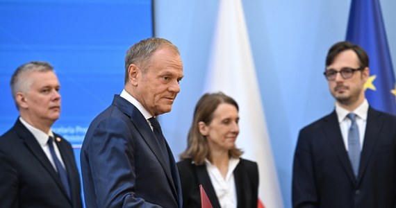 Premier Donald Tusk ogłosił zmiany w składzie rządu. Podał nazwiska czterech nowych ministrów - zastąpią oni tych, którzy trafili na listy w wyborach do Parlamentu Europejskiego. "Wykonali swoje zadanie" - powiedział o tych, którzy powalczą o mandat europarlamentarzysty. Nowymi ministrami w gabinecie Tuska są: Tomasz Siemoniak, Hanna Wróblewska, Jakub Jaworowski i Krzysztof Paszyk.