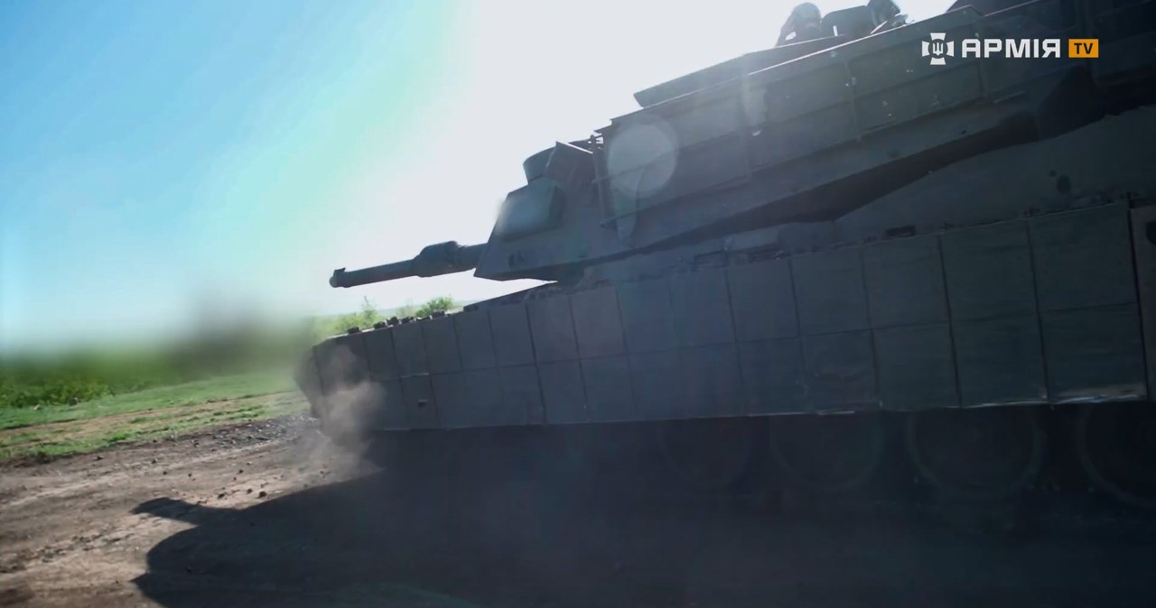 Siły Zbrojne Ukrainy wyprodukowały film promocyjny, w którym prezentują swoje zmodyfikowane czołgi Abrams. Analitycy szybko podchwycili temat i teraz wiemy już wszystko o kontrowersyjnych rozwiązaniach zastosowanych w dostarczonych przez USA maszynach.