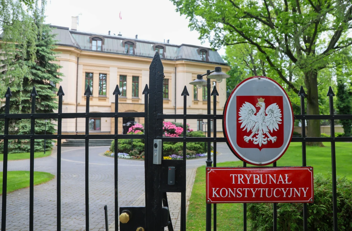 Postępy cyfryzacji już niedługo mogą doprowadzić do znacznego uproszczenia działania państwa. Powszechne stosowanie instalowanych w komputerach i telefonach aplikacji od dawna już ułatwia szybkie wykonywanie czynności kiedyś czasochłonnych, złożonych i wymagających wielu działań. Zdolny programista bez trudu zapewne stworzy niebawem np. aplikację, która z powodzeniem wykona zadania Trybunału Konstytucyjnego.