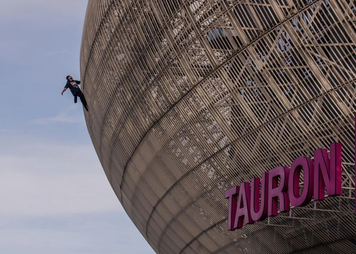 Słynny hollywoodzki aktor i lider rockowego zespołu Thirty Seconds To Mars przybył do Krakowa, by wraz ze swoim zespołem dać długo wyczekiwany koncert. W czasie wizyty w stolicy Małopolski Jared Leto sprawił fanom nie lada niespodziankę, zapowiadając muzyczne show darmowym występem na Rynku Głównym. Z kolei tuż przed koncertem, który odbył się w czwartek w Tauron Arenie, gwiazdor wspiął się po ścianie budynku bez żadnego zabezpieczenia.