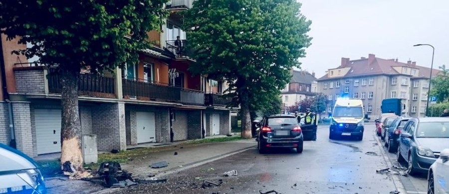 Blisko 2 promile alkoholu miał w organizmie kierowca, który w Słupsku nie zatrzymał się do kontroli drogowej, skręcił w boczną ulicę i uderzył w drzewo. Mężczyzna i pasażerka samochodu trafili do szpitala.            
