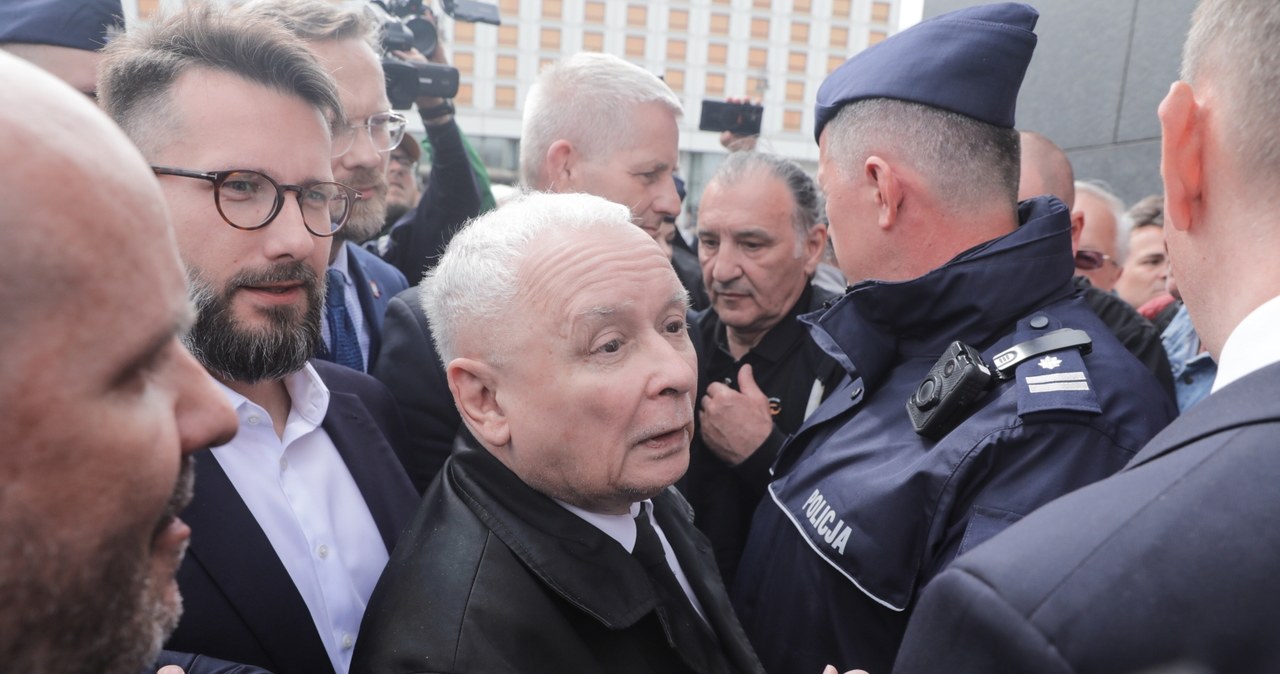  Przepychanka przed pomnikiem smoleńskim. W roli głównej Jarosław Kaczyński