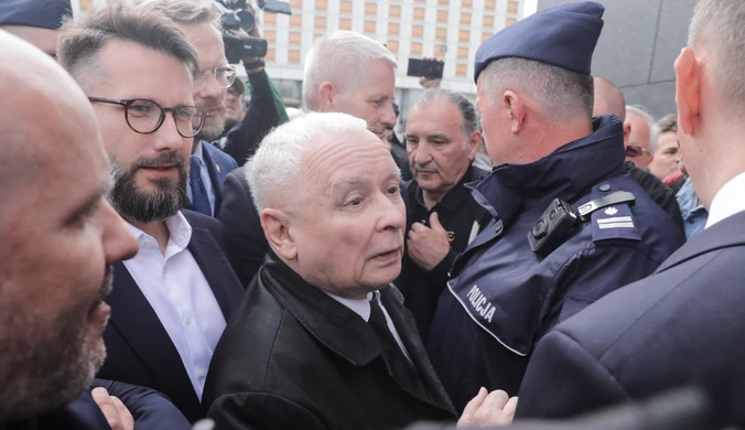 Przepychanka przed pomnikiem smoleńskim. W roli głównej Jarosław Kaczyński