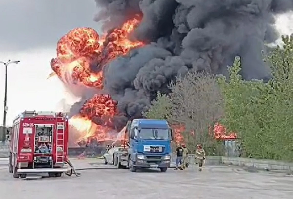 Podczas gaszenia pożaru składowiska odpadów w Siemianowicach Śląskich poszkodowanych zostało dwóch uczestniczących w tej akcji strażaków - powiedział rzecznik tamtejszej Komendy Miejskiej PSP kpt. Sebastian Karpiński. Trwa dogaszenie pożaru. Na razie trudno przewidzieć, kiedy zakończy się akcja. "Dane z monitoringu powietrza nie wskazują przekroczenia stężeń niebezpiecznych substancji" – zapewnił wojewoda śląski Marek Wójcik.