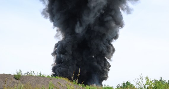 Rządowe Centrum Bezpieczeństwa (RCB) wydało alert w związku z gigantycznym pożarem w Siemianowicach Śląskich. RCB ostrzega, aby nie zbliżać się do miejsca pożaru, w miarę możliwości pozostać w domu oraz zamknąć okna.