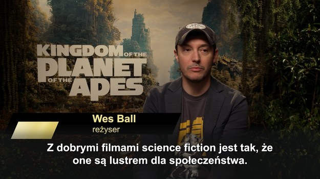 "Z dobrymi filmami science-fiction jest tak, że one są lustrem dla społeczeństwa. I rezonują z naszymi bolączkami. Nie próbowaliśmy zawrzeć w filmie żadnego przesłania dla widzów, ale uważam, że zobaczymy w nim to, co wydaje nam się znane z rzeczywistości" – mówi w rozmowie dla Interii Wes Ball, reżyser filmu "Królestwo Planety Małp".
"Wyzwaniem było, jak dorównać do poziomu, który ustanowiły wcześniejsze części. One były cholernie dobrze zrobione. Na szczęście byłem otoczony przez utalentowanych ludzi, najlepszych w swoim fachu. Naprawdę się zaangażowali, żeby publiczność dostała to, czego potrzebuje, czyli - miejmy nadzieję - dobry film" - dodaje w wywiadzie, który dla nas przeprowadził Artur Zaborski.
Akcja filmu rozgrywa się 300 lat po wydarzeniach, które oglądaliśmy w poprzedniej części, czyli "Wojnie o planetę małp" z 2017 roku. Świat nie należy już do ludzi. Teraz są jedynie zwierzyną ściganą przez małpy. Kluczem do zmian jest syn przywódcy małpiego klanu i pewna młoda dziewczyna.
Film od 10 maja można oglądać na ekranach polskich kin.
