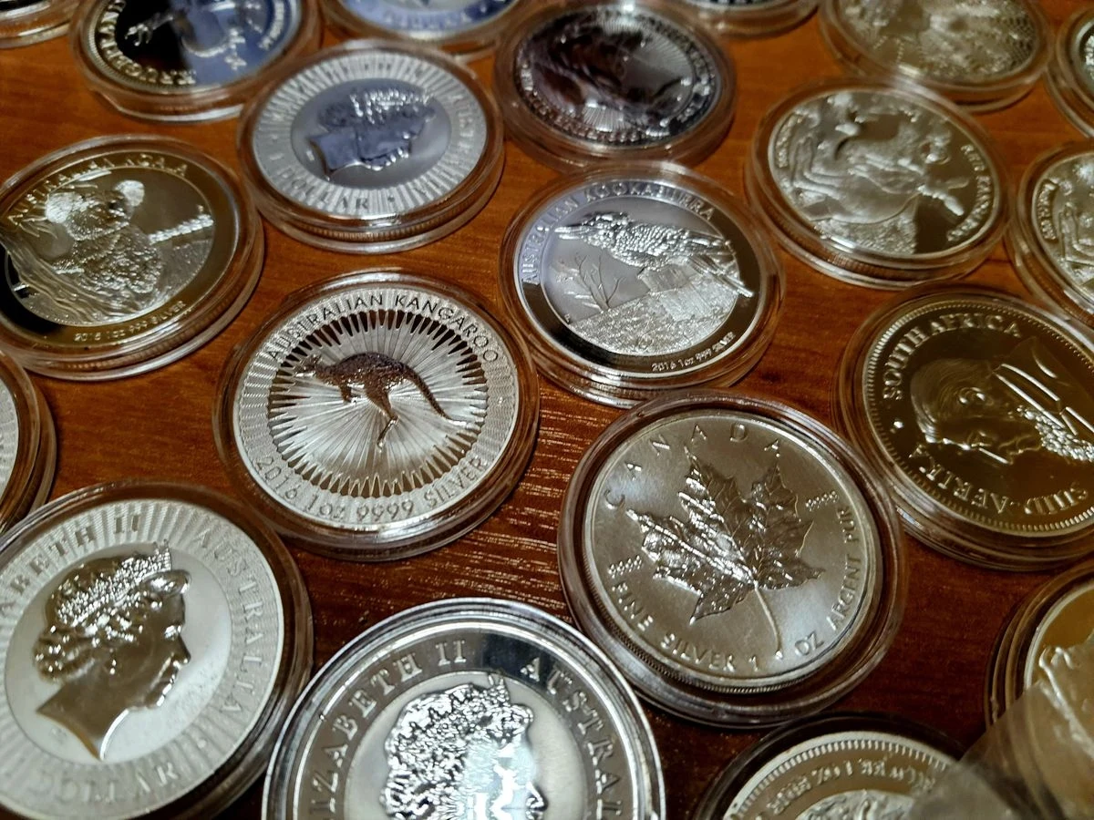 Policjanci z koszalińskiej komendy przejęli 93 sztuki fałszywych monet kolekcjonerskich o nominale 1 dolara australijskiego. 40-letni sprawca podając się za kobietę, oferował sprzedaż fałszywych monet na portalach aukcyjnych, wprowadzając w błąd nabywców co do ich autentyczności. Mężczyzna już usłyszał zarzuty, za które grozi mu kara nawet do 8 lat pozbawienia wolności.