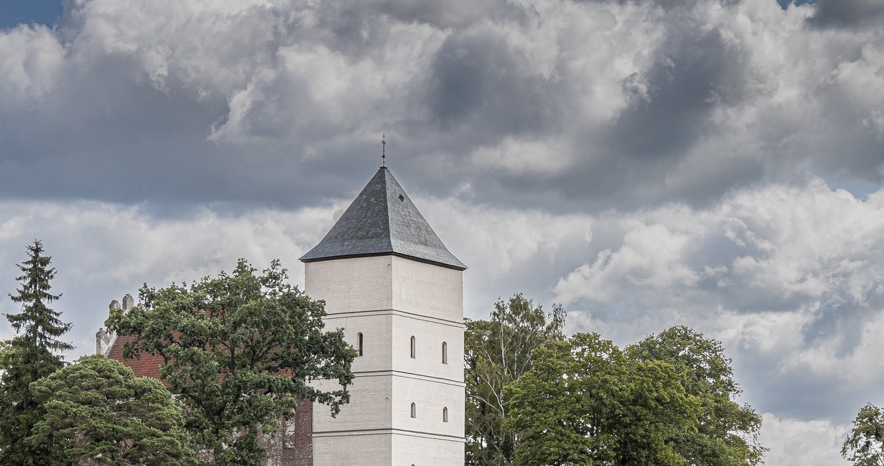 Malownicze otoczenie, interesująca architektura, zaskakujące przemiany, bogata historia, niezwykłe legendy... To wszystko łączy jeden bardzo ciekawy, a przy tym dość mało znany obiekt w Polsce. Warto rozważyć ten nietuzinkowy zamek jako swój następny cel wycieczki! Jak tam dotrzeć, czy potrzebny jest bilet wstępu, jakie opowieści krążą o zamku? Podpowiadamy!