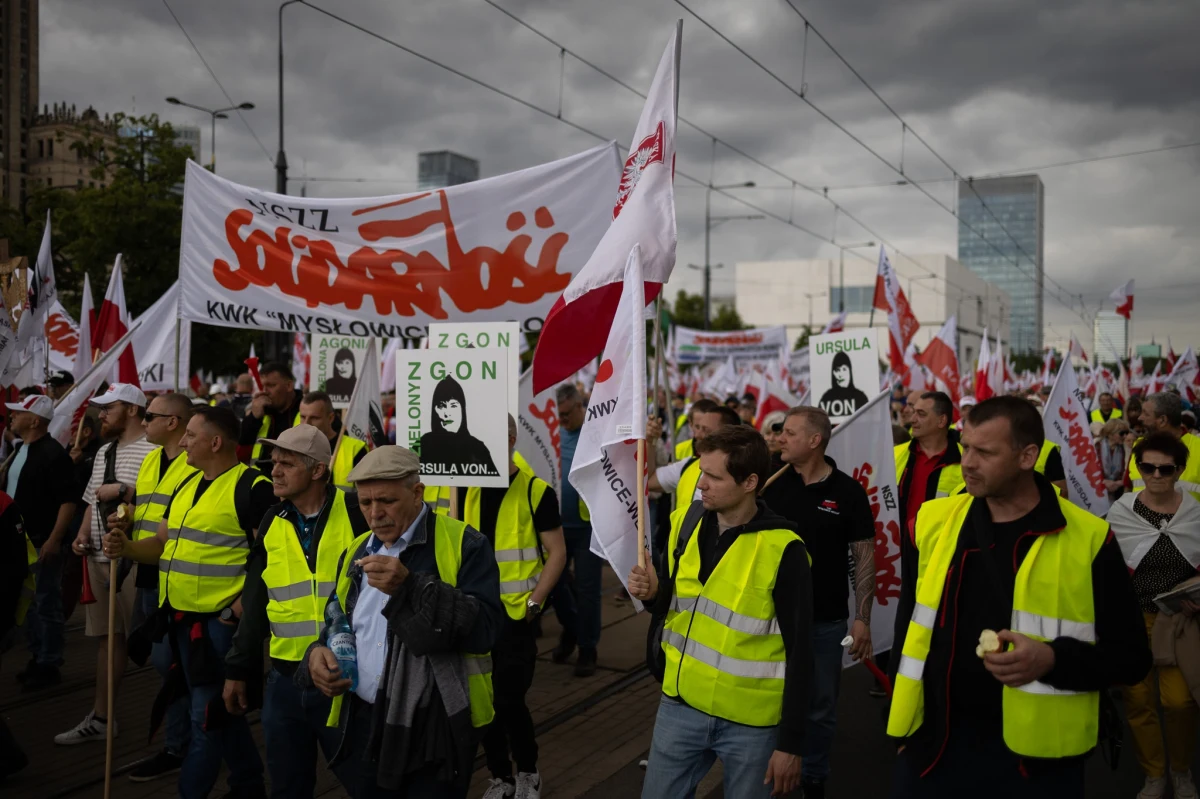 "Precz z Zielonym Ładem" - pod takim hasłem odbył się w piątek wielki protest rolników w Warszawie. Uczestnicy demonstracji przeszli przed gmach Sejmu przy ul. Wiejskiej. "Zebraliśmy ponad 150 tys. podpisów pod petycją o referendum ws. Zielonego Ładu" - mówił szef NSZZ "Solidarność" Piotr Duda. 