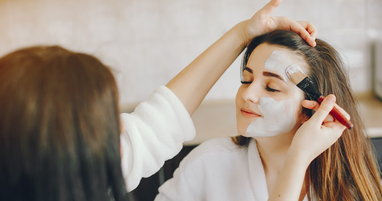 Tę maseczkę zrobisz w kilka minut. Oczyszcza i nawilża skórę lepiej, niż te z drogerii