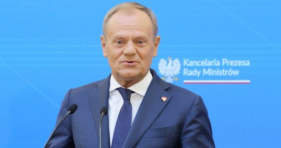 Donald Tusk po posiedzeniu Kolegium ds. Służb Specjalnych poinformował, że w sobotę rano uda się na granicę polsko-białoruską. Szef polskiego rządu przekazał również, że przedstawiciel prezydenta zadeklarował gotowość współpracy na rzecz wyjaśnienia kwestii wpływów wschodnich służb w Polsce.