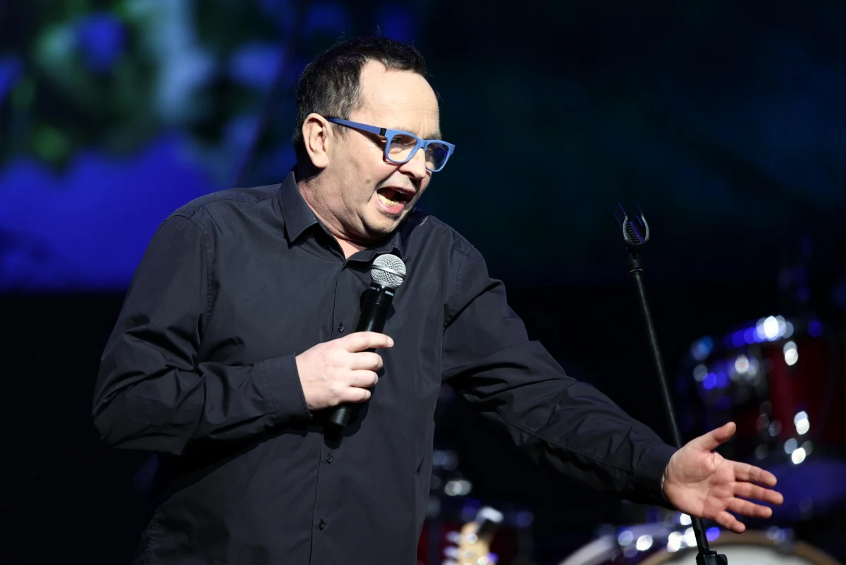 W Pałacu Goetza w Brzesku 17 maja odbędzie się niezwykły koncert. Wystąpi zespół Akustyczna Operacja  i gość specjalny - artysta kabaretowy Łukasz Rybarski. Wieczór rozpocznie jego rozmową z pochodzącą z Brzeska lekarką-endokrynolog ze Szpitala Uniwersyteckiego w Krakowie prof. Anną Sową-Staszczak.

